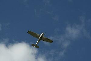 ein Flugzeug fliegend durch ein wolkig Blau Himmel foto