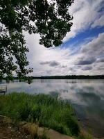 das Aussicht von das See von malyi mit es ist schön Grün Hintergrund und Berge foto