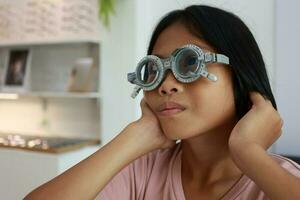 Auge Pflege, Kind tragen Brille im das optisch speichern, Kind Auge prüfen, Kinder Auge überprüfen, Auge Prüfung, Kind Auge prüfen, foto