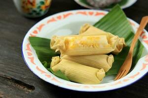 Lepet Jagung, traditionell indonesisch Kuchen gemacht von Mais und gerieben Kokosnuss foto