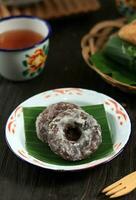 Jalabiya, Krapfen Ring gestalten Snack gemacht von klebrig Reis Mehl beschichtet mit Zucker Pulver foto