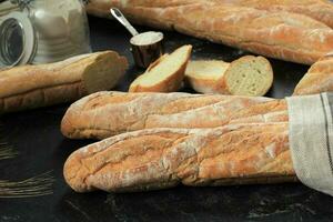 frisch Französisch Baguettes auf dunkel Hintergrund. foto