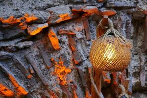 Jahrgang Laterne Lampe gegen ein Mauer foto