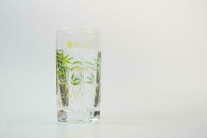 Glas Wasser isoliert auf weißem Hintergrund foto