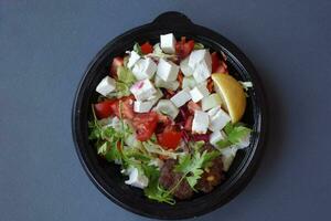 Nahaufnahme von griechischem Salat in einer Schüssel auf dem Tisch. foto