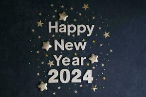 glücklich Neu Jahr 2024. golden Zahlen 2024 mit Gold Sterne auf ein dunkel Hintergrund. Neu Jahr Gruß Karte foto