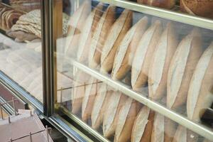 gebackenes Gebäck mit Glasfenster in der Bäckerei, foto