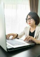 Frau Teenager arbeitet am Laptop im Home Office foto