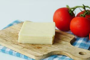 Schneiden Käse in Stücke Nahaufnahme, foto