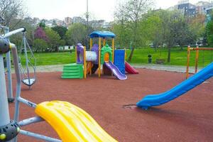 leeren bunt Spielplatz beim lokal Park foto