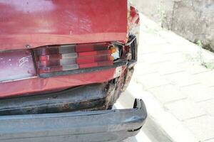 rot Auto beschädigt durch ein Straße Unfall foto