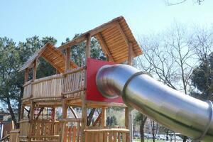 hölzern Spielplatz draussen Haus Park im Istanbul foto