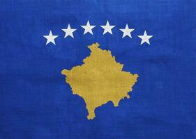 Flagge von Republik von kosovo auf ein texturiert Hintergrund. Konzept Collage. foto