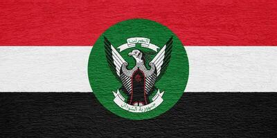 Flagge und Mantel von Waffen von Republik von Sudan auf ein texturiert Hintergrund. Konzept Collage. foto