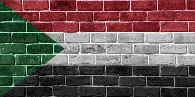 Flagge von Republik von Sudan auf ein texturiert Hintergrund. Konzept Collage. foto