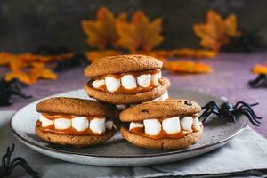 Lebkuchen Kekse mit Mäusespeck Zähne auf ein Halloween Teller foto