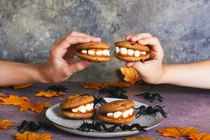 Halloween Leckereien Kekse mit Mäusespeck Zähne im Kinder- Hände foto