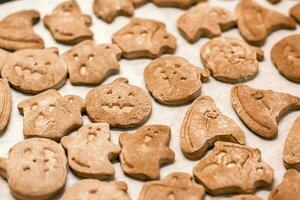 vorbereiten zu feiern Halloween und vorbereiten ein behandeln. Halloween gebacken Lebkuchen Kekse auf ein Backen Blatt. Lebensstil foto