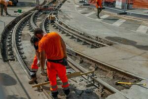 Arbeitskräfte beim Arbeit während Sistenabo das Straßenbahn Schienen foto