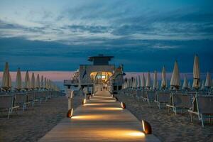 Strand im Romagna beim Sonnenuntergang foto