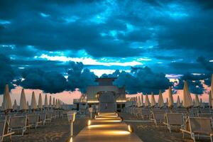 Strand im Romagna beim Sonnenuntergang foto