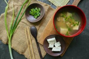 Miso Suppe oder japanisch Miso Suppe im Schüssel auf das Tisch. japanisch Küche im das bilden von Suppe mit dashi Zutaten, Tofu, Meeresfrüchte, Gemüse, und gekrönt mit Miso zu Geschmack foto