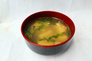 Miso Suppe oder japanisch Miso Suppe im Schüssel auf das Tisch. japanisch Küche im das bilden von Suppe mit dashi Zutaten, Tofu, Meeresfrüchte, Gemüse, und gekrönt mit Miso zu Geschmack foto