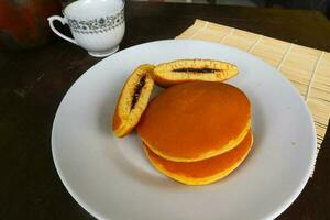 dorayaki. japanisch Bohne Einfügen Pfannkuchen auf ein Weiß Hintergrund. Dorayaki ist ein Kuchen Das kommt von Japan foto