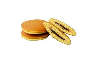 dorayaki. japanisch Bohne Einfügen Pfannkuchen auf ein Weiß Hintergrund. Dorayaki ist ein Kuchen Das kommt von Japan foto