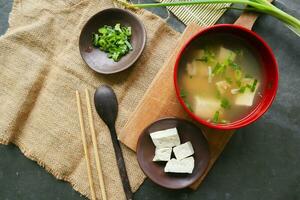 Miso Suppe oder japanisch Miso Suppe im Schüssel auf das Tisch. japanisch Küche im das bilden von Suppe mit dashi Zutaten, Tofu, Meeresfrüchte, Gemüse, und gekrönt mit Miso zu Geschmack foto