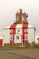 alt Leuchtturm auf das atlantisch Küste foto