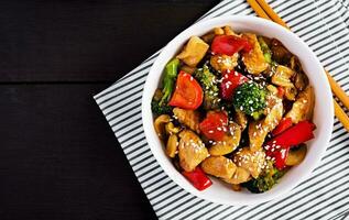 rühren braten mit Huhn, Pilze, Brokkoli und Pfeffer. Chinesisch Lebensmittel. oben Sicht, Overhead foto
