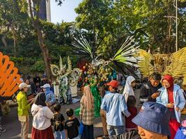 Menschen nehmen Bilder mit Modelle beim das surabaya Geburtstag Feier Parade. Surabaya, Indonesien - - dürfen, 2023 foto