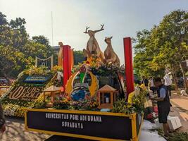 ein Parade Fahrzeug im Feier von das 730 Jahrestag von Surabaya. Surabaya, Indonesien - - dürfen, 2023 foto