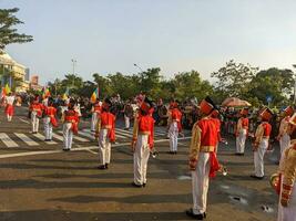 Mitglieder von das marschieren Band im das Parade feiern Surabayas Geburtstag. Surabaya, Indonesien - - dürfen, 2023 foto