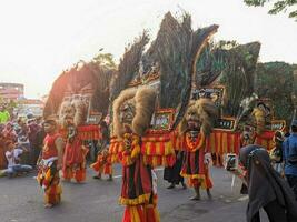 das reog ponorogo Attraktion beim das surabaya Geburtstag Feier Parade. Surabaya, Indonesien - - dürfen, 2023 foto