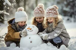 Gruppe von Kinder Gebäude ein Schneemann im das Hinterhof alle im gemütlich Pullover foto