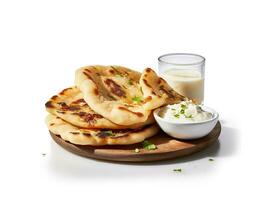 indisch Naan Brot mit Knoblauch und Butter, Pita-Brot Brot auf ein Weiß Hintergrund. foto