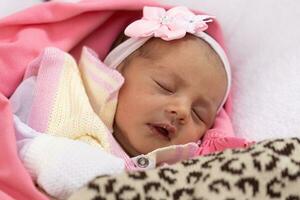 Neugeborene Baby kaukasisch Mädchen foto