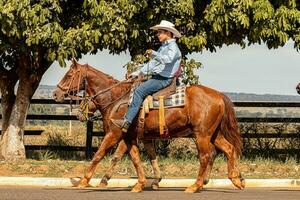 apore, goias, Brasilien - - 05 07 2023 zu Pferd Reiten Veranstaltung öffnen zu das Öffentlichkeit foto