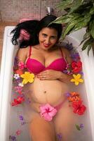 schwanger Frau Lügen im ein Badewanne foto