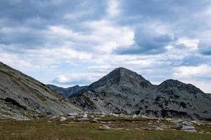 Landschaft mit Bergen in Bulgarien foto