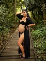 schwanger Frau posieren im Natur foto