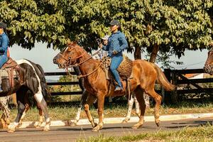 apore, goias, Brasilien - - 05 07 2023 zu Pferd Reiten Veranstaltung öffnen zu das Öffentlichkeit foto