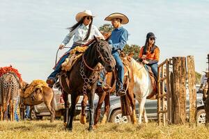 apore, goias, Brasilien - - 05 07 2023 zu Pferd Reiten Veranstaltung öffnen zu das Öffentlichkeit foto