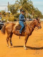 apore, goias, Brasilien - - 05 07 2023 zu Pferd Reiten Veranstaltung öffnen zu das Öffentlichkeit foto