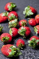 frische reife Erdbeere mit Wassertropfen Nahaufnahme. foto