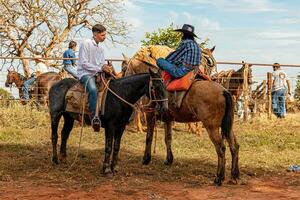 apore, goias, Brasilien - - 05 07 2023 zu Pferd Reiten Veranstaltung öffnen zu das Öffentlichkeit foto