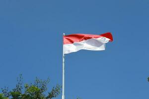 17 August 1945, indonesisch Flagge gegen Himmel Hintergrund. Unabhängigkeit Tag Konzept foto