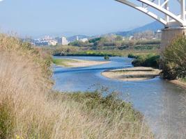 Stilles Wasser des Flusses Llobregat foto